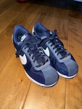 Nike Men’s Navy and White Retro Runner Sneakers